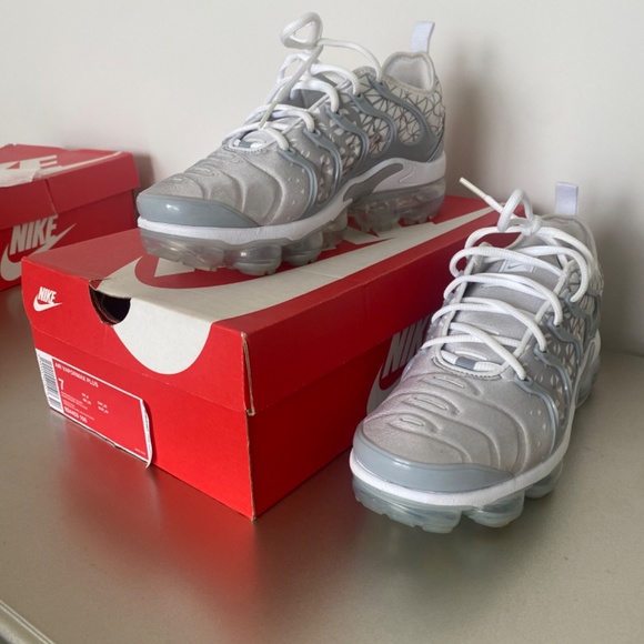 Nike Air VaporMax Plus - Picture 3 of 6